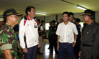 COL Geerhan, the TNI commander in Meulaboh, RAdm Teo Chee Hean, Minister for Defence, Dr Vivian Balakrishnan, Minister for Community Development, Youth and Sports, and Mr Bachtiar, the Indonesian Minister for Social Affairs, inspecting the modular building constructed by the TNI and SAF soldiers. The new building will serve as an interim headquarters for the TNI to coordinate relief efforts by the NGOs and other relief agencies operating in Meulaboh.